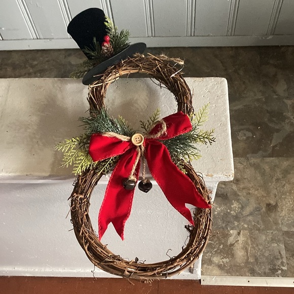 NWT- Beautiful Snowman Wreath Decoration w/ 🎩 Red Velvet Bow & Jingle Bells - Picture 14 of 17